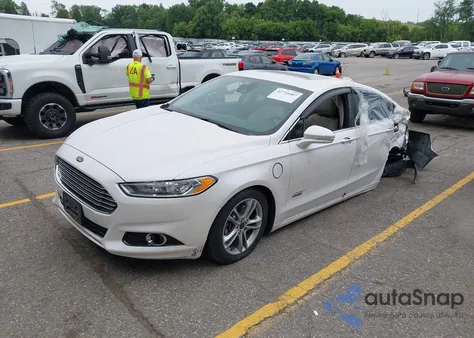 2016 Ford Fusion Energi Titanium z USA, uszkodzony, nr VIN 3FA6P0SUXGR364285